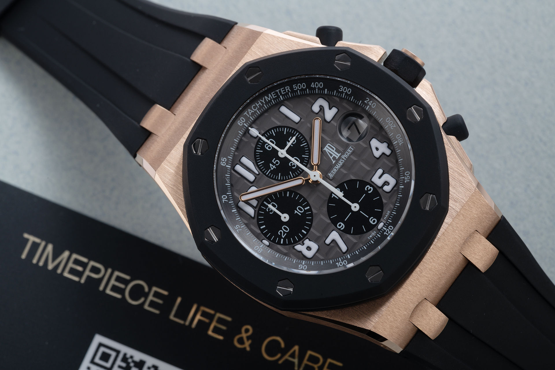 ref 25940OK.OO.D002CA.01 | Rose Gold Rubber-Clad 'Under AP Warranty'  | Audemars Piguet Royal Oak Offshore