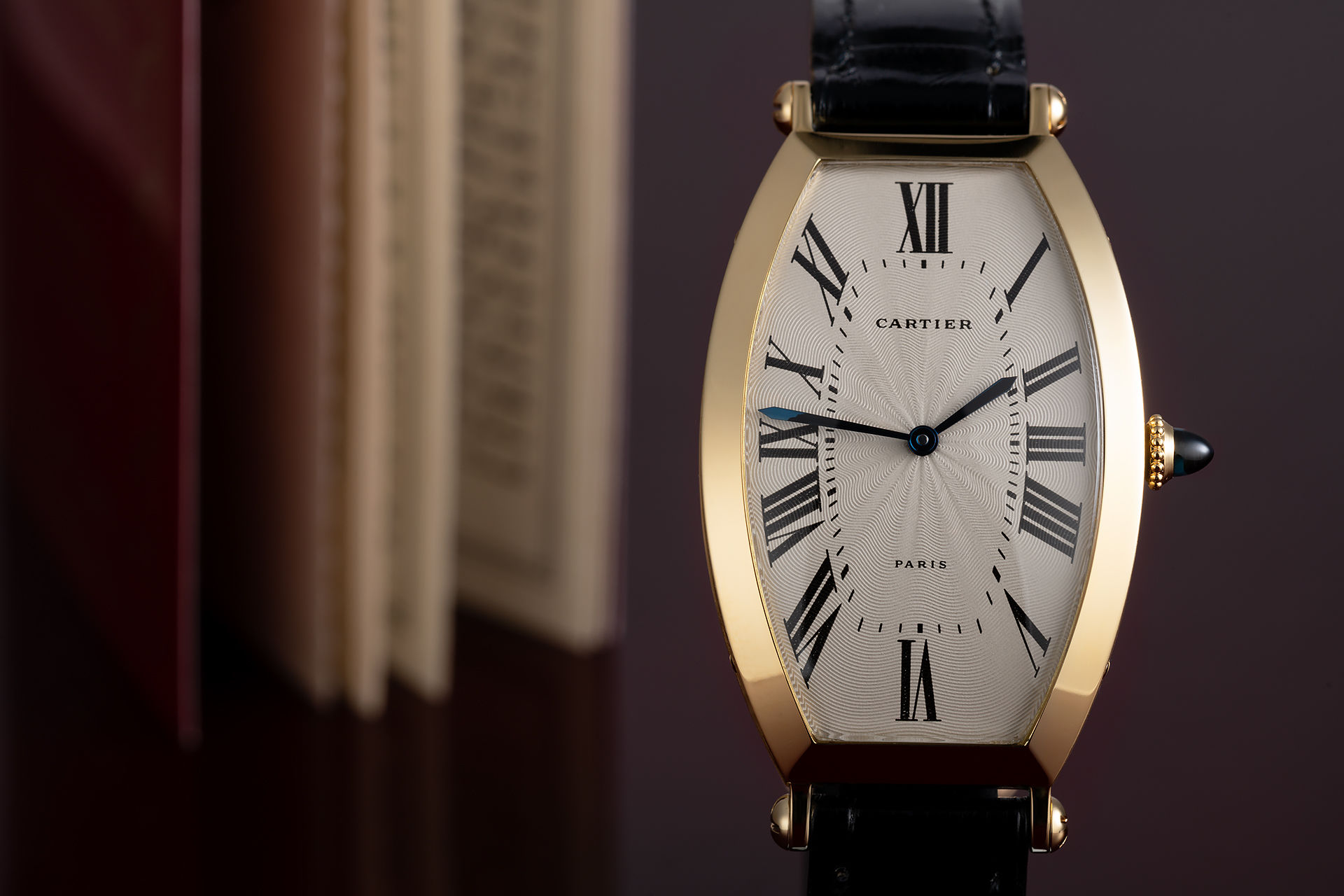 ref 480-91 | 18ct Gold - Signed 'Paris' | Cartier Tonneau Cintrée