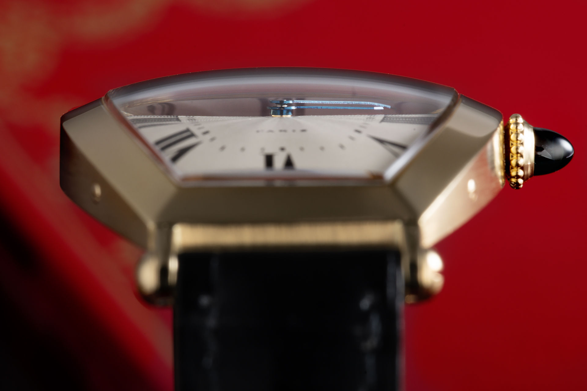 ref 480-91 | 18ct Gold - Signed 'Paris' | Cartier Tonneau Cintrée