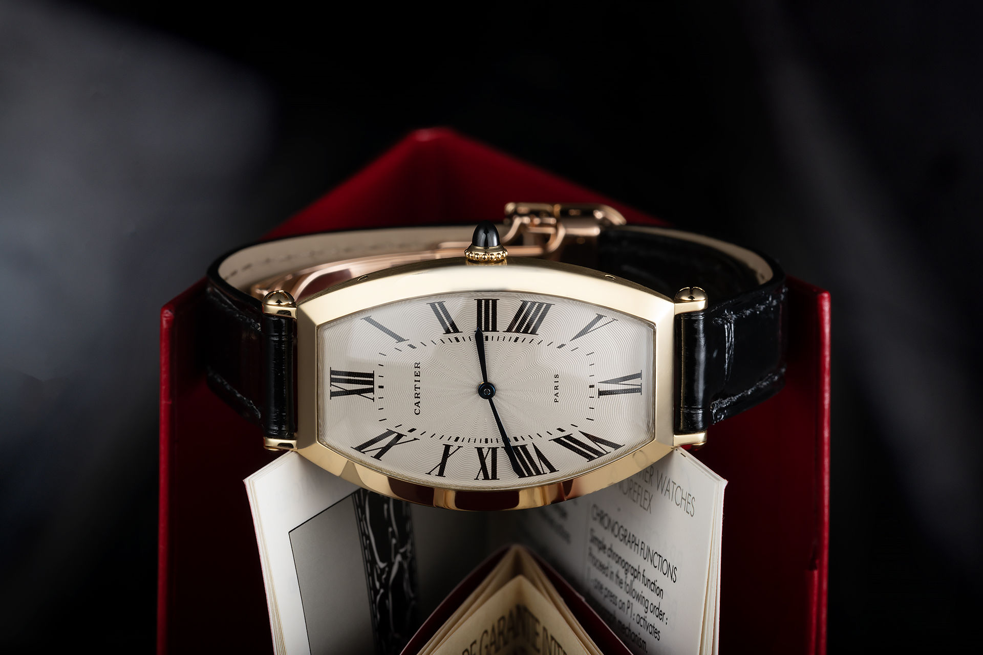 ref 480-91 | 18ct Gold - Signed 'Paris' | Cartier Tonneau Cintrée