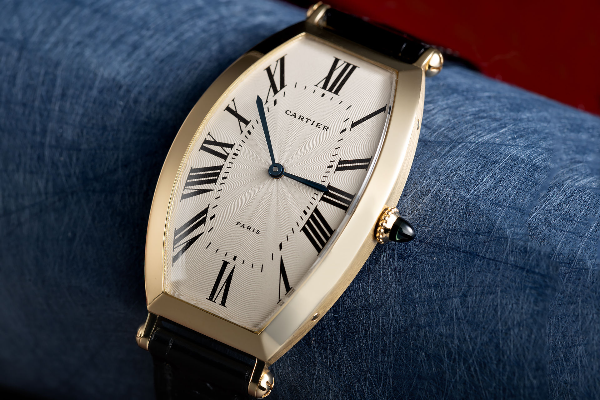 ref 480-91 | 18ct Gold - Signed 'Paris' | Cartier Tonneau Cintrée