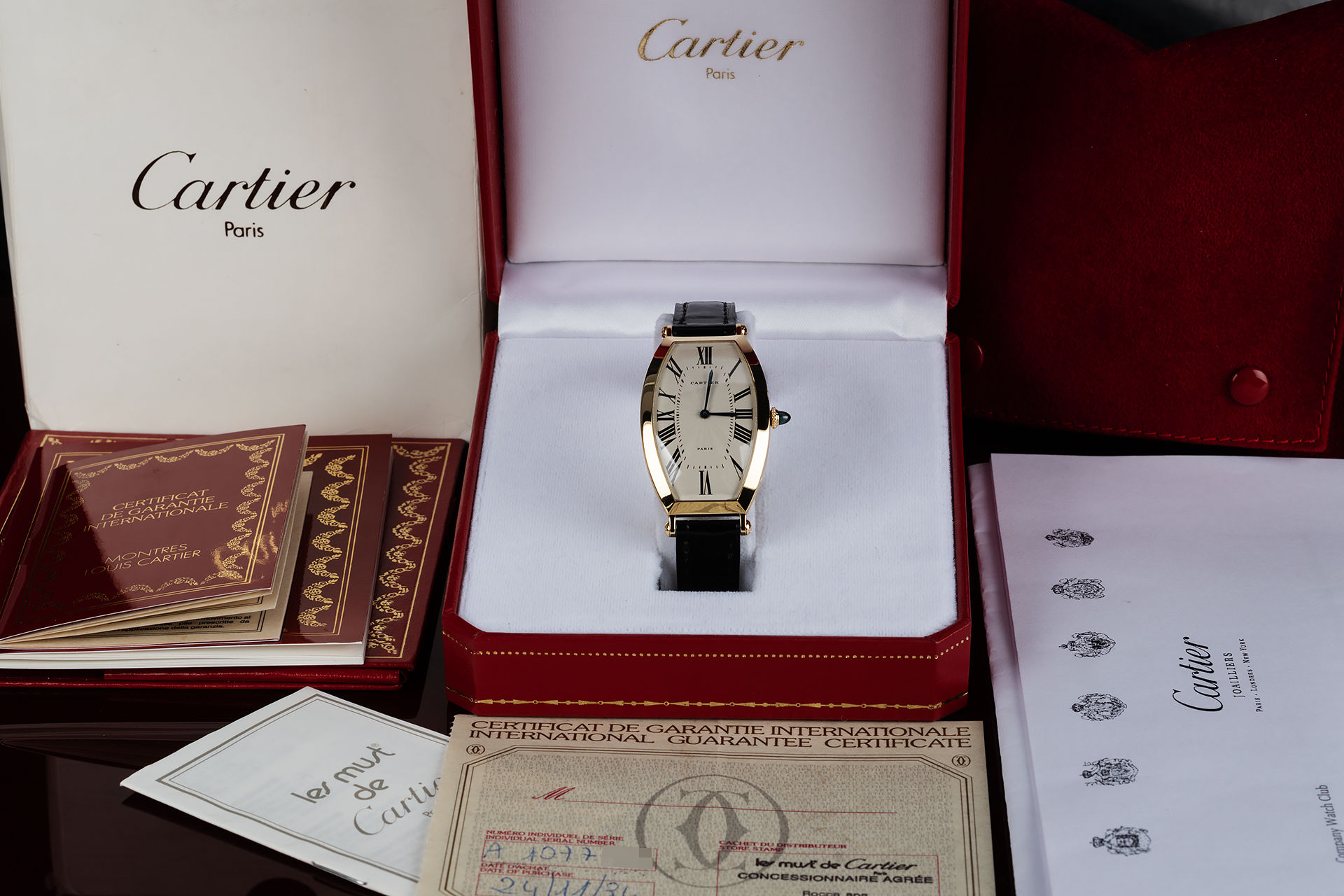 ref 480-91 | 18ct Gold - Signed 'Paris' | Cartier Tonneau Cintrée