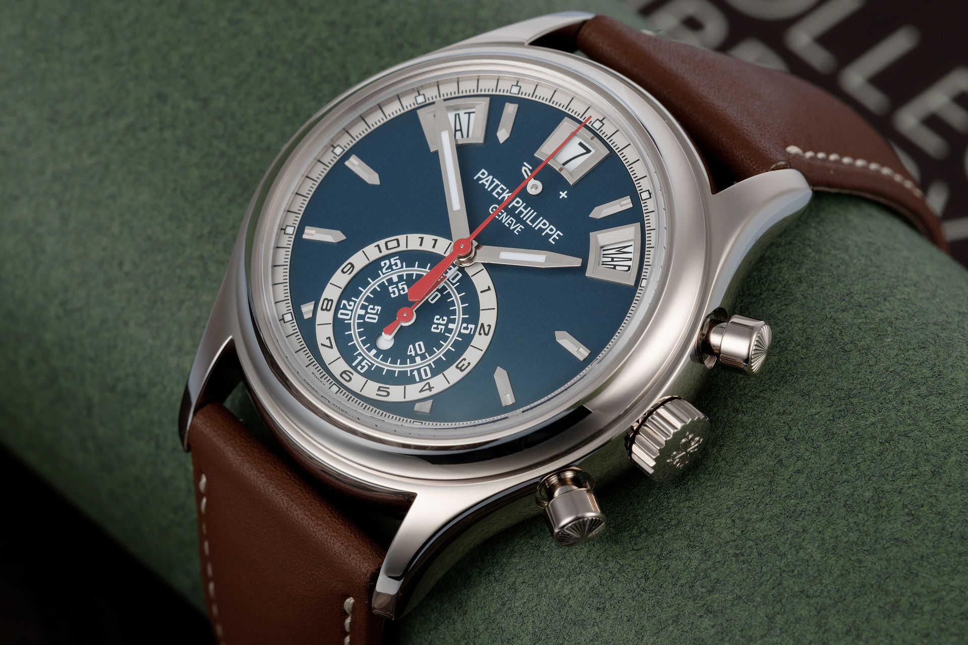 ref 5960/01G-001 | White Gold 'Box & Certificate' | Patek Philippe Annual Calendar Chronograph