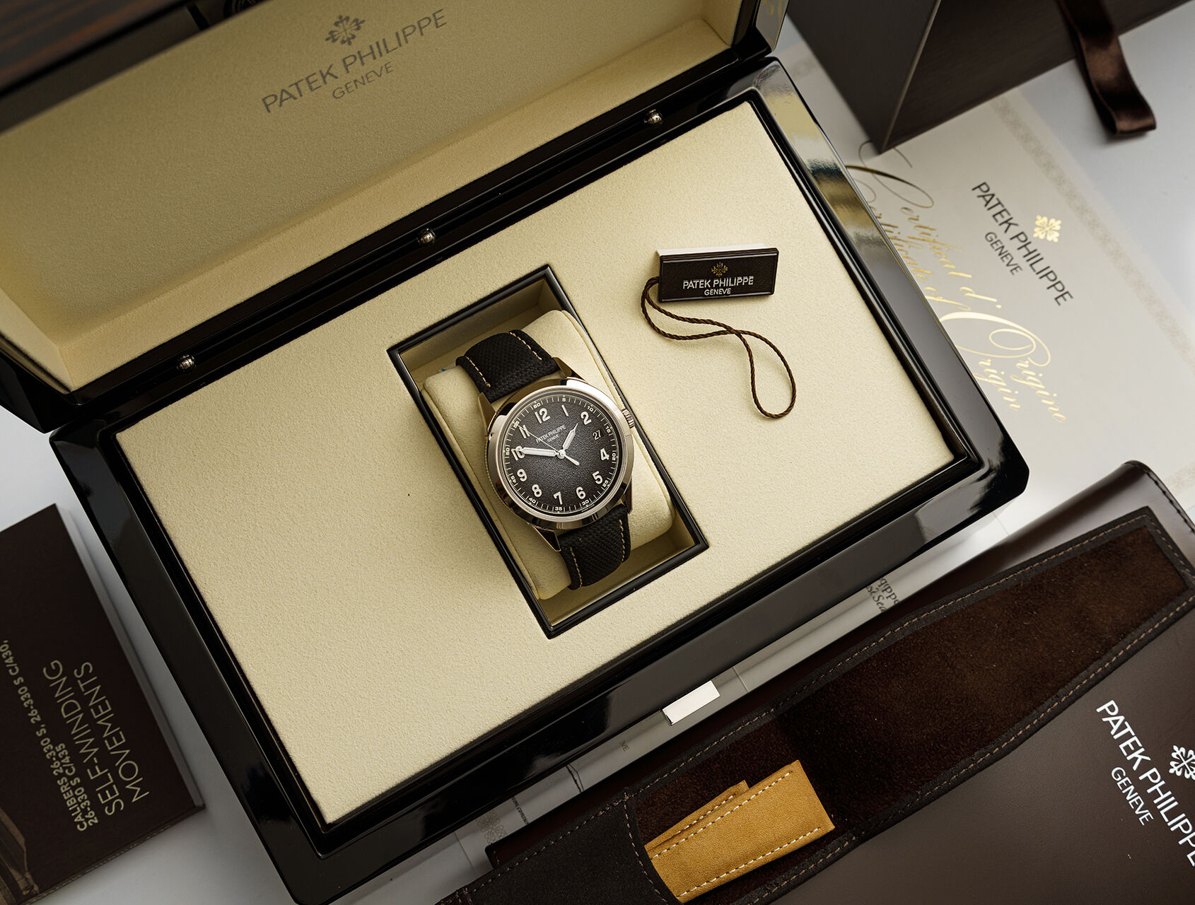ref 5226G-001 | Calatrava | Patek Philippe Calatrava 