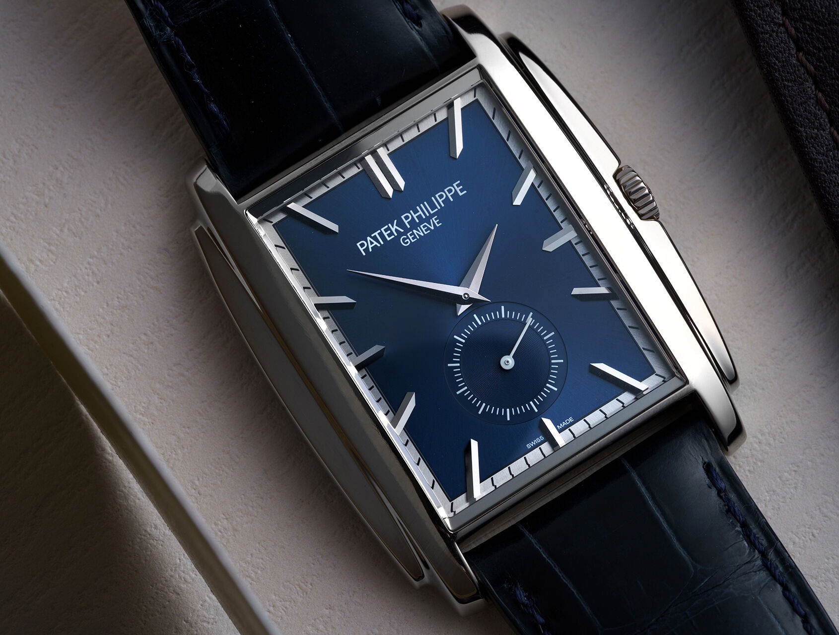 ref 5124G-011 | 5124G - White Gold | Patek Philippe Gondolo