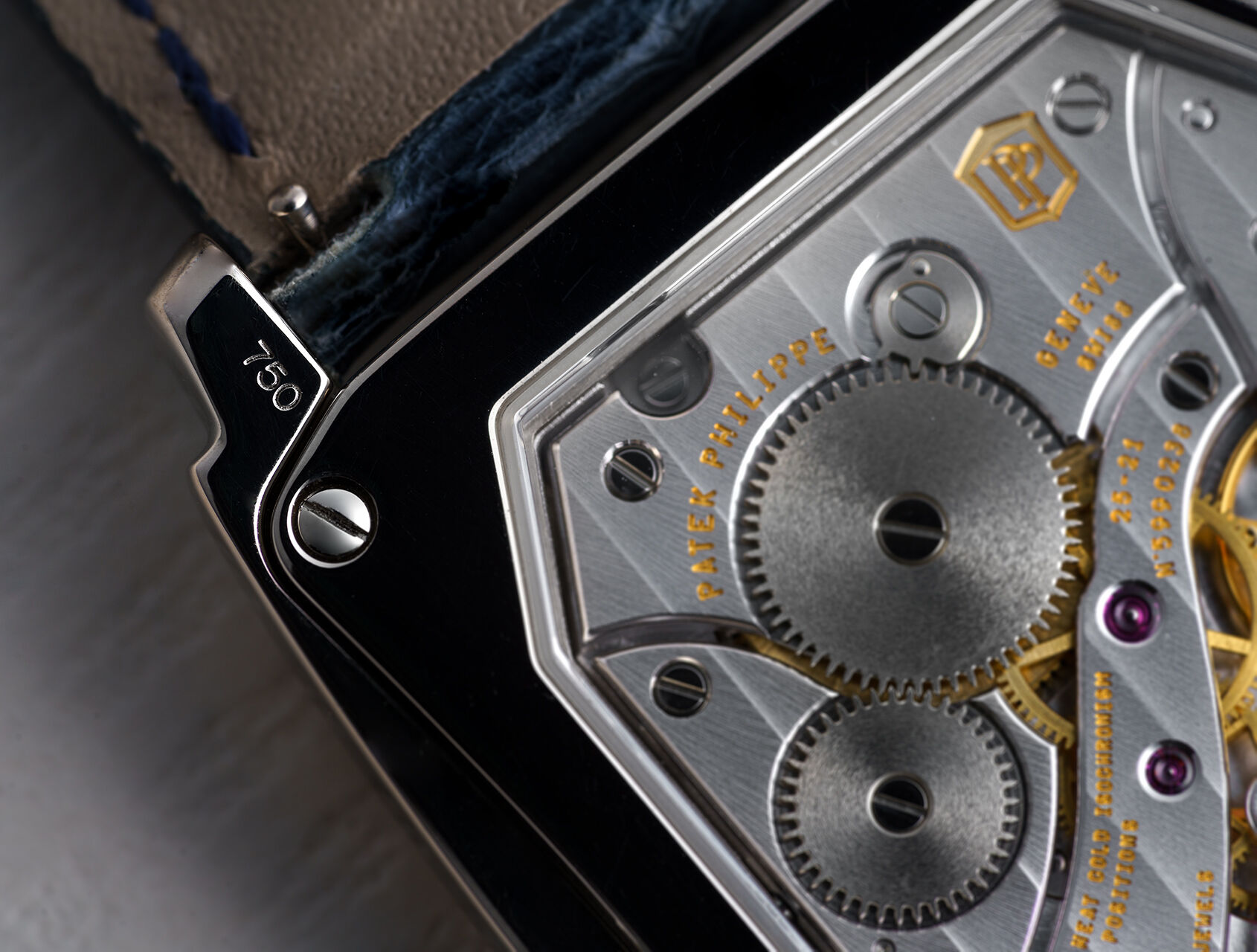 ref 5124G-011 | 5124G - White Gold | Patek Philippe Gondolo