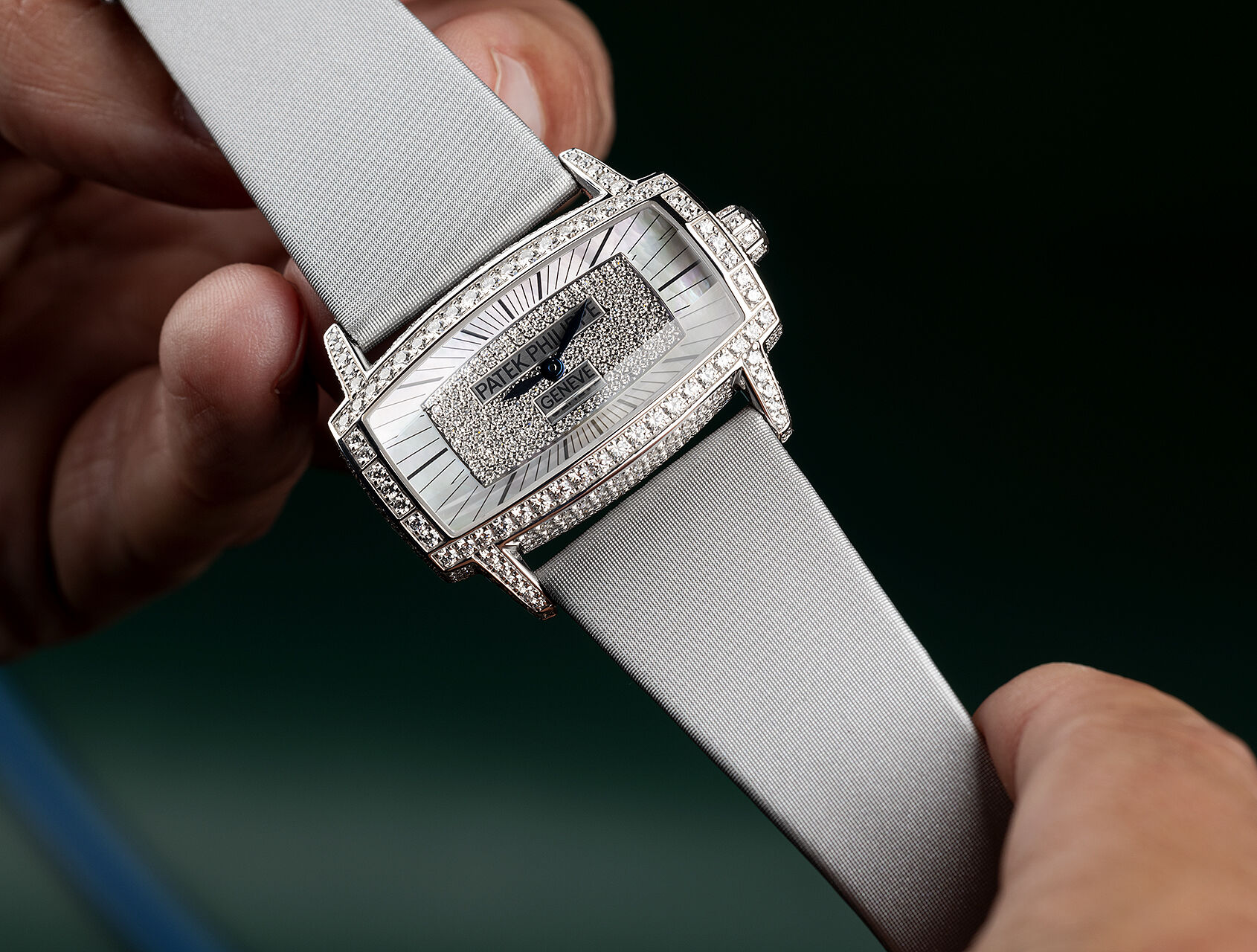 ref 4982G-001 | 4982G-001 - White Gold | Patek Philippe Gondolo