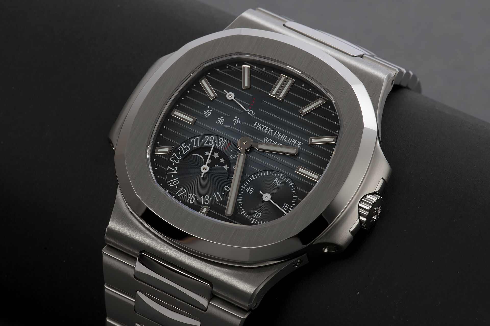 ref 5712/1A-001 | Box & Certificate | Patek Philippe Nautilus