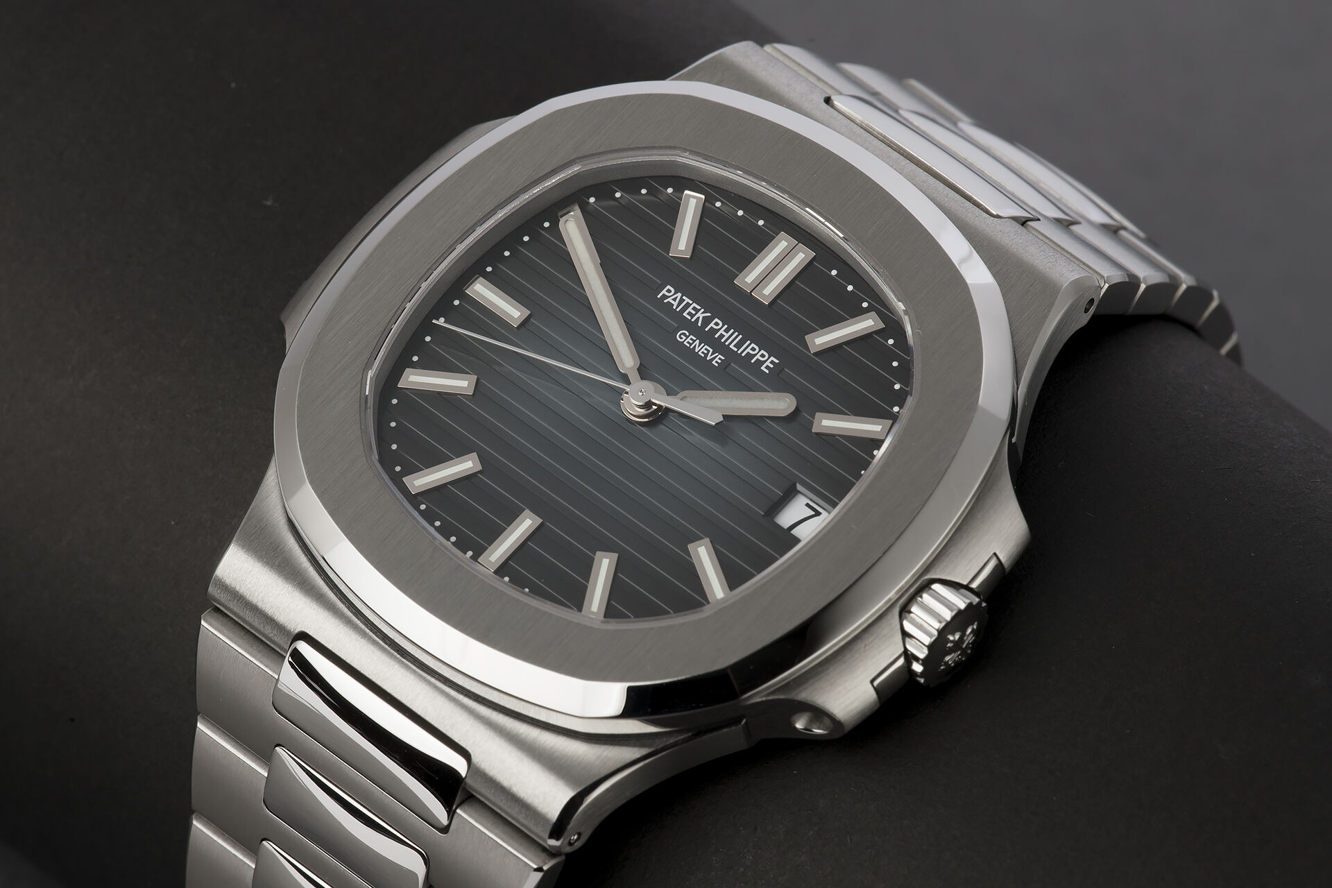 ref 5711/1A-010 | Black-Blue Dial | Patek Philippe Nautilus