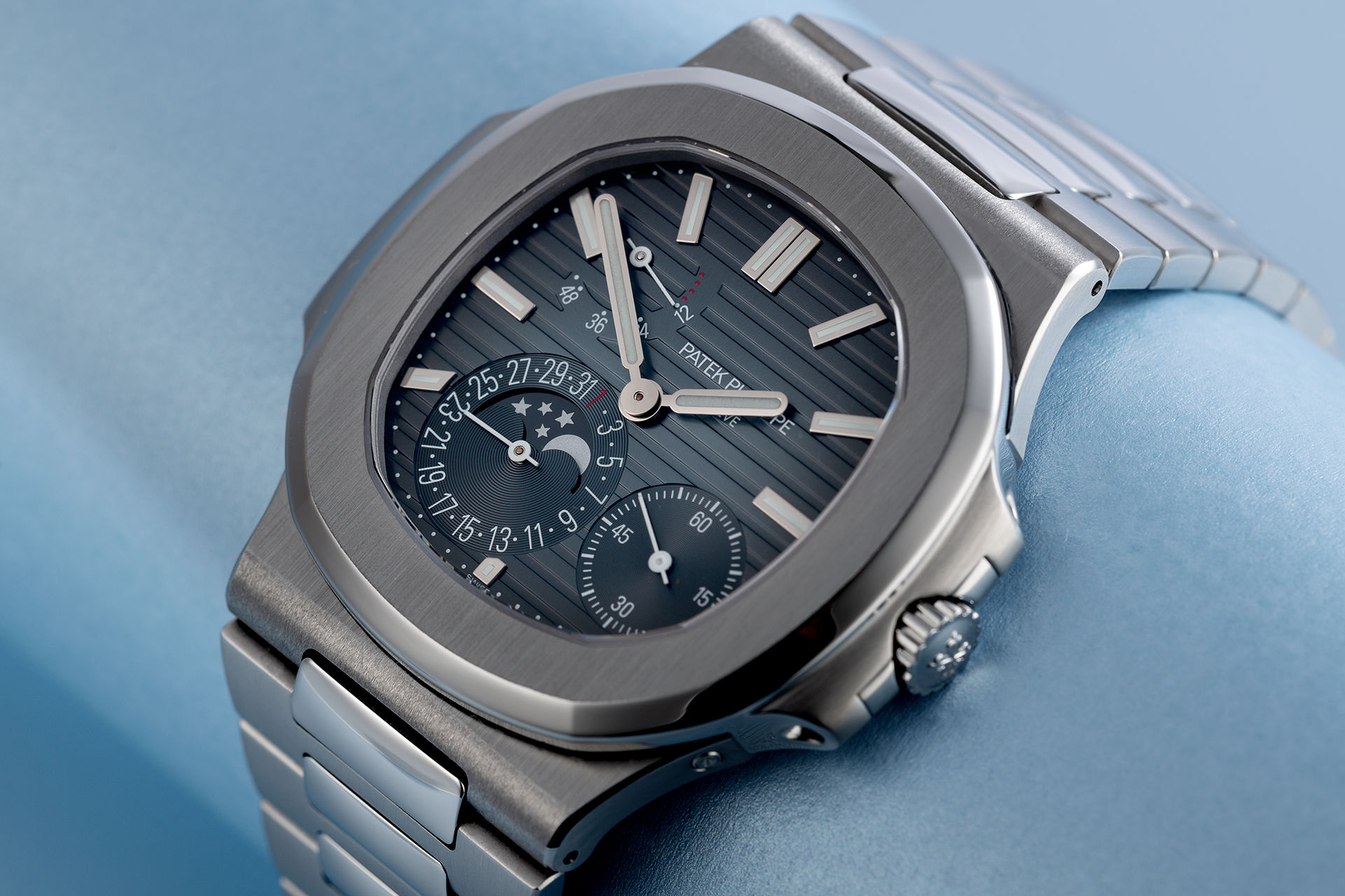 ref 5712/1A-001 | Box & Certificate | Patek Philippe Nautilus