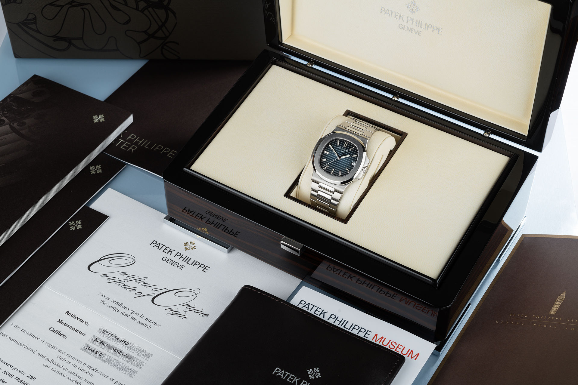 ref 5711/1A-010 | Box & Certificate | Patek Philippe Nautilus