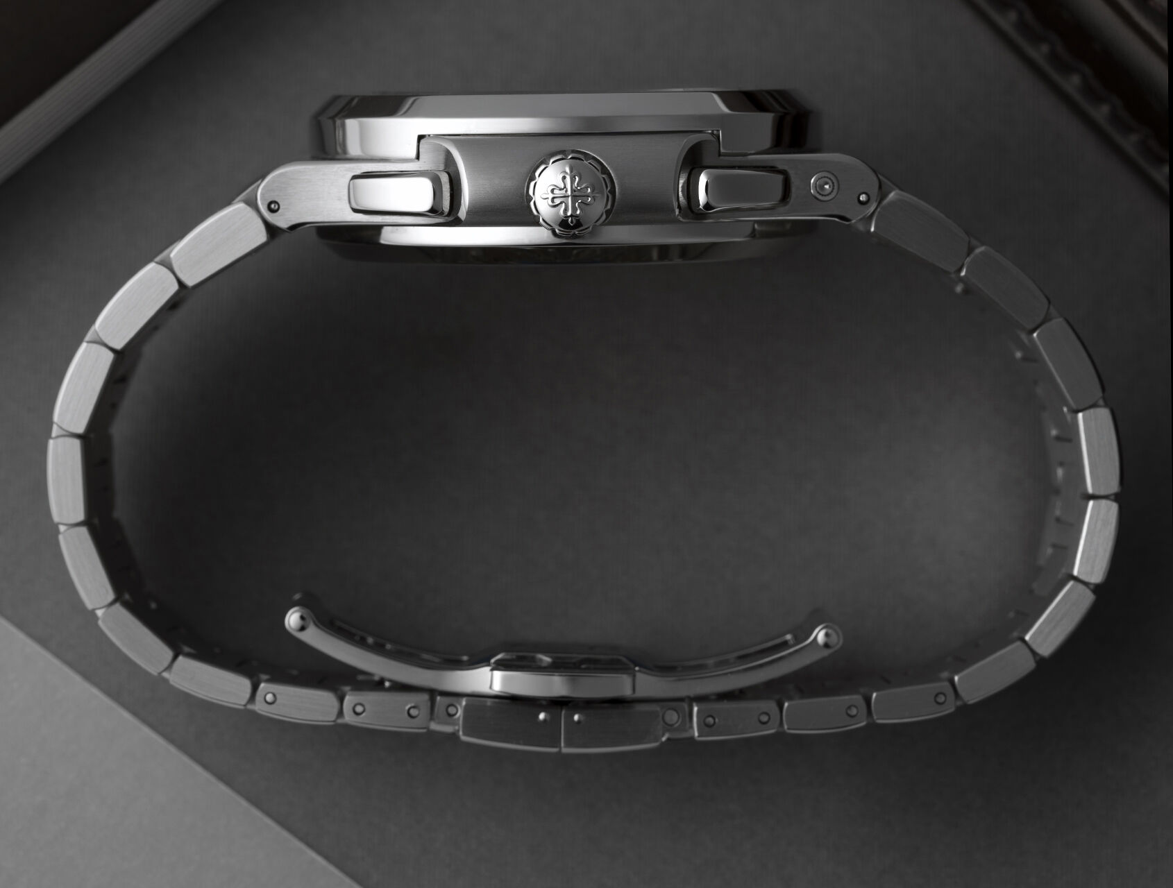 ref 5990/1A-011 | 5990/1A - Box & Certificate | Patek Philippe Nautilus Travel Time Chronograph