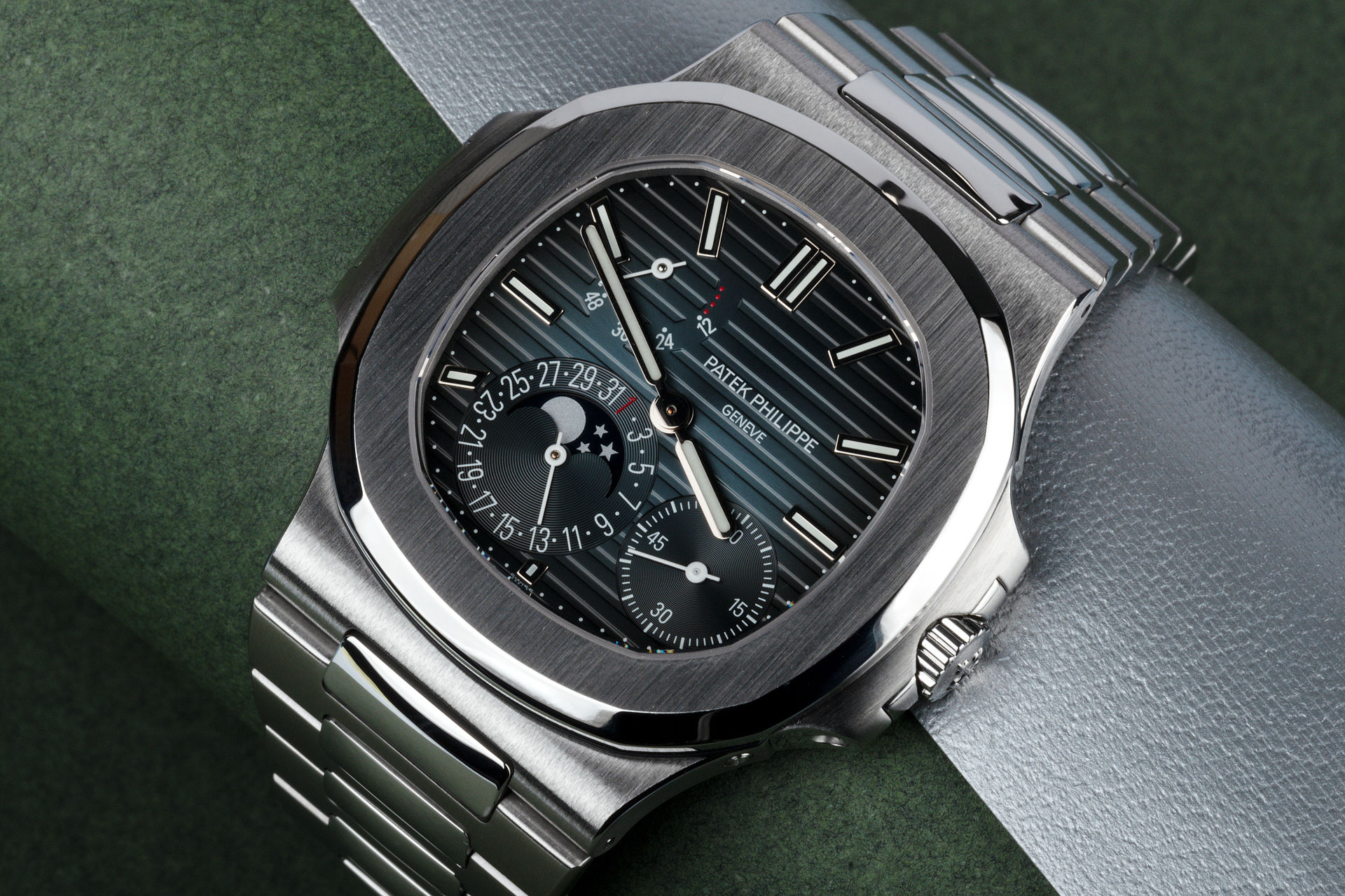 ref 5712/1A-001 | Ultra Slim 'Full Set' | Patek Philippe Nautilus