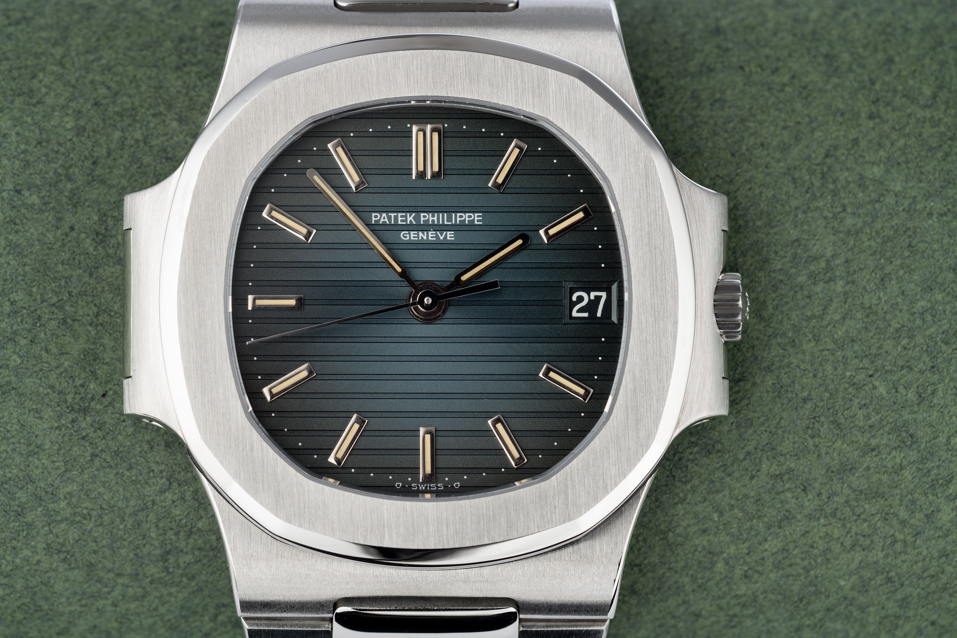 ref 3800/1A-010 | 'Patek Warranty' Mid-Size | Patek Philippe Nautilus