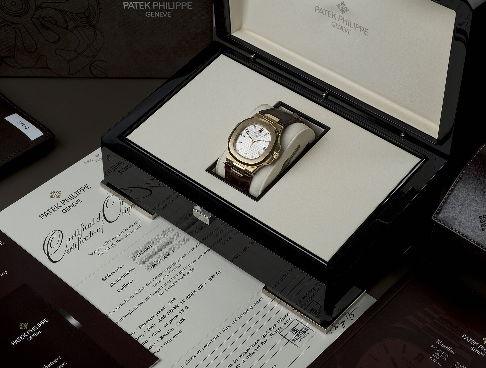 ref 5711J-001 | 5711J-001 - Box & Certificate | Patek Philippe Nautilus