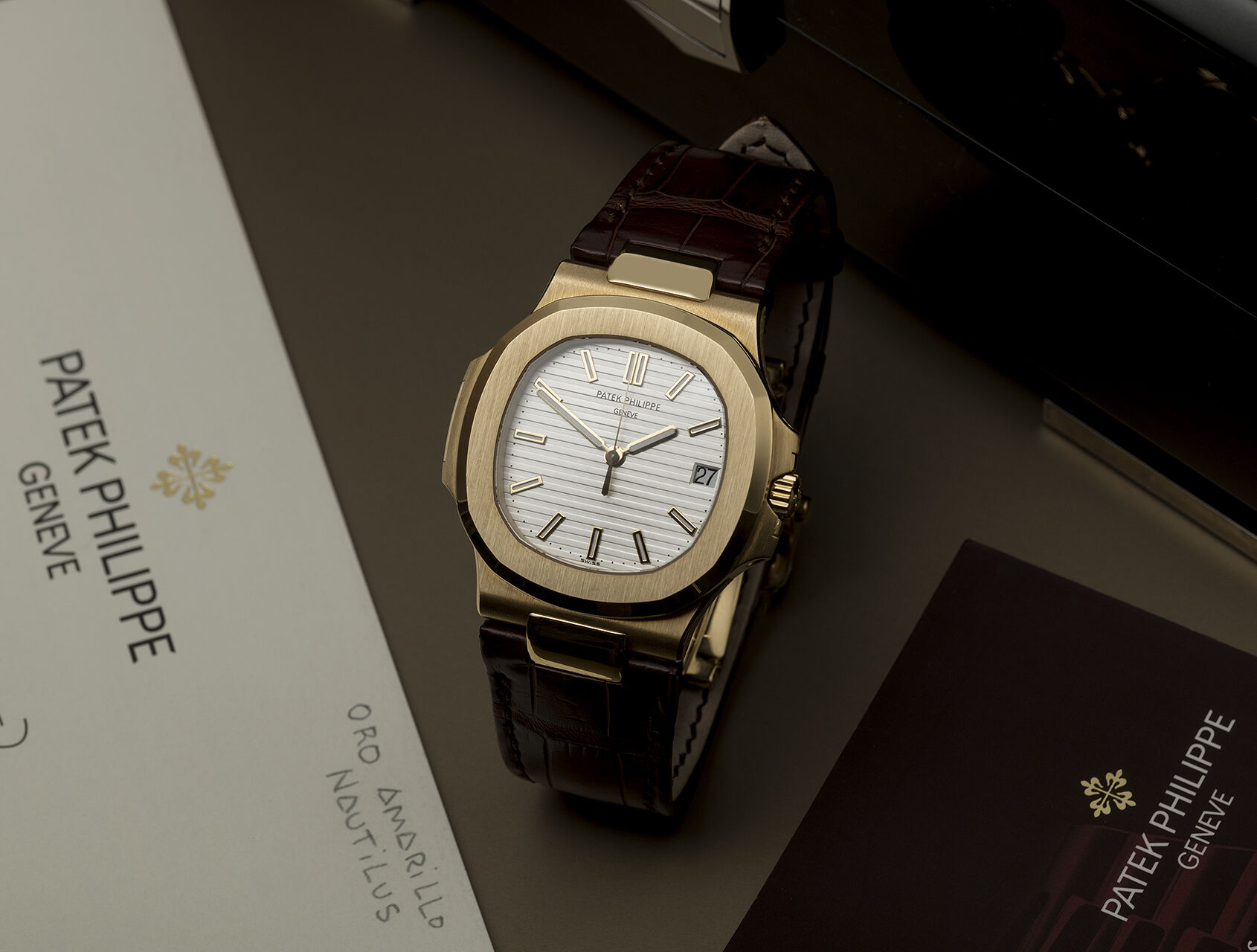 ref 5711J-001 | 5711J-001 - Box & Certificate | Patek Philippe Nautilus