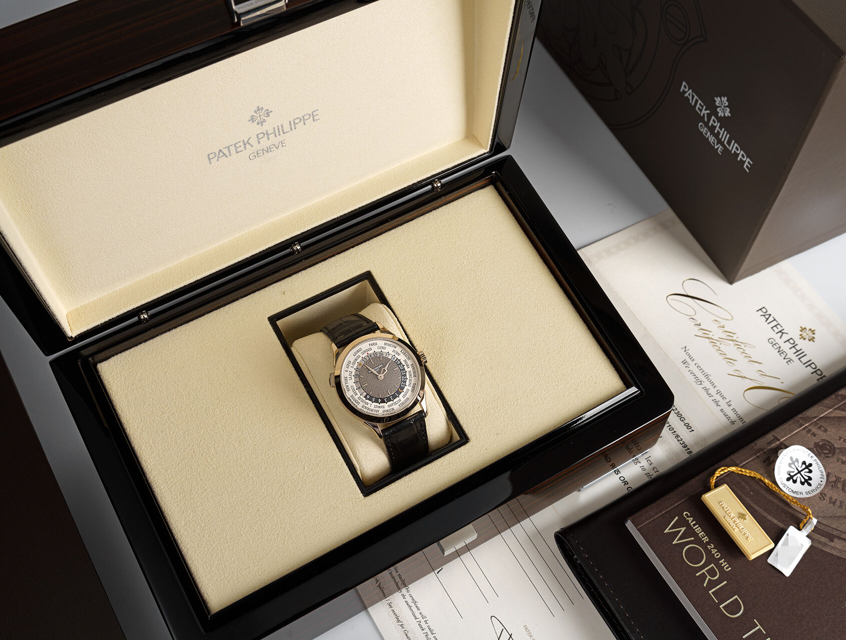 ref 5230G-001 | 5230G - White Gold | Patek Philippe World Time