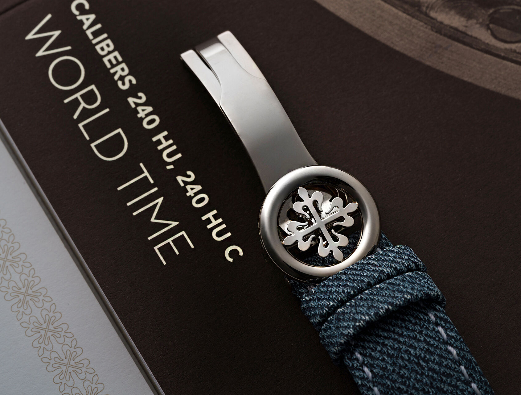 ref 5330G-001 | 5330G - White Gold | Patek Philippe World Time