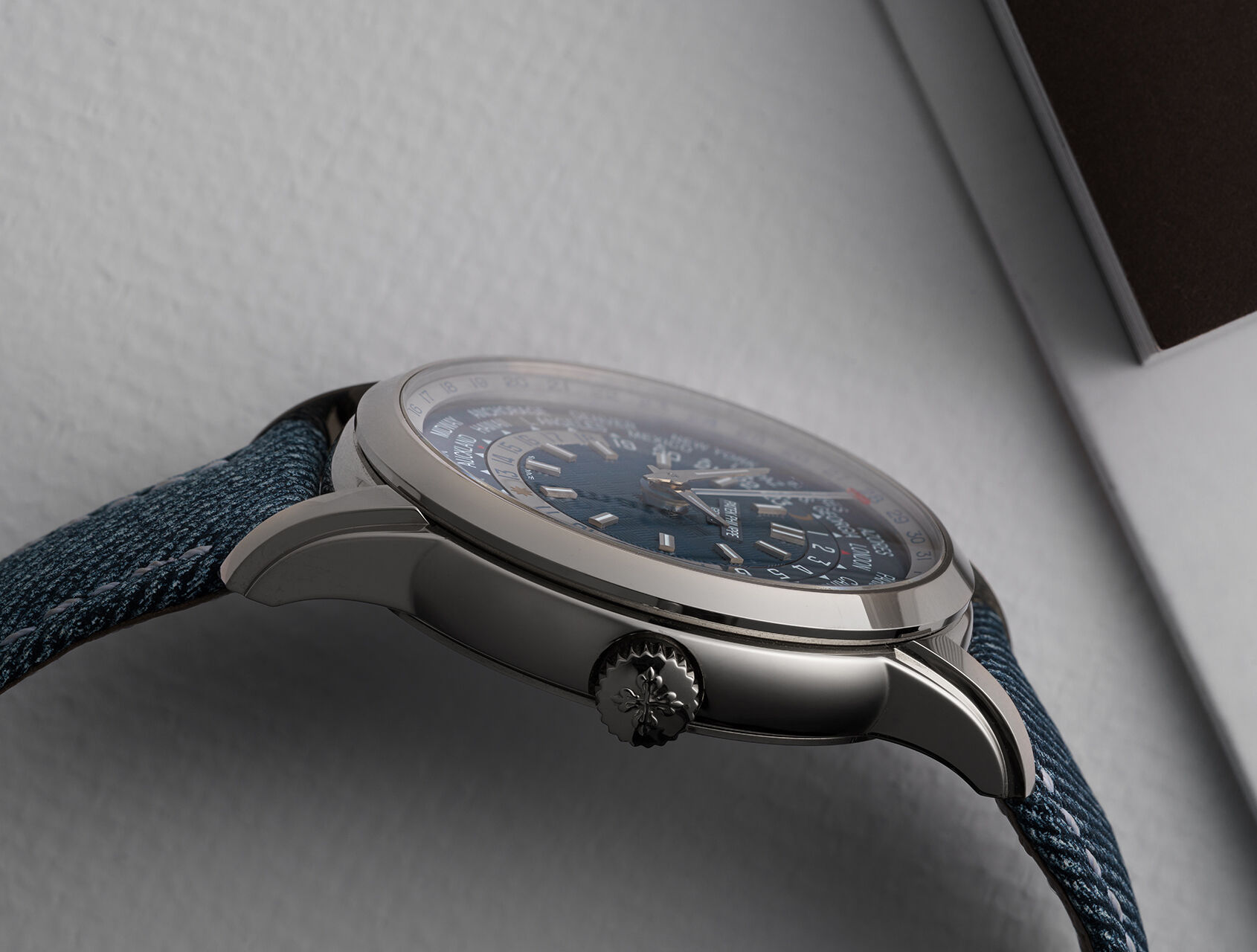 ref 5330G-001 | 5330G - White Gold | Patek Philippe World Time