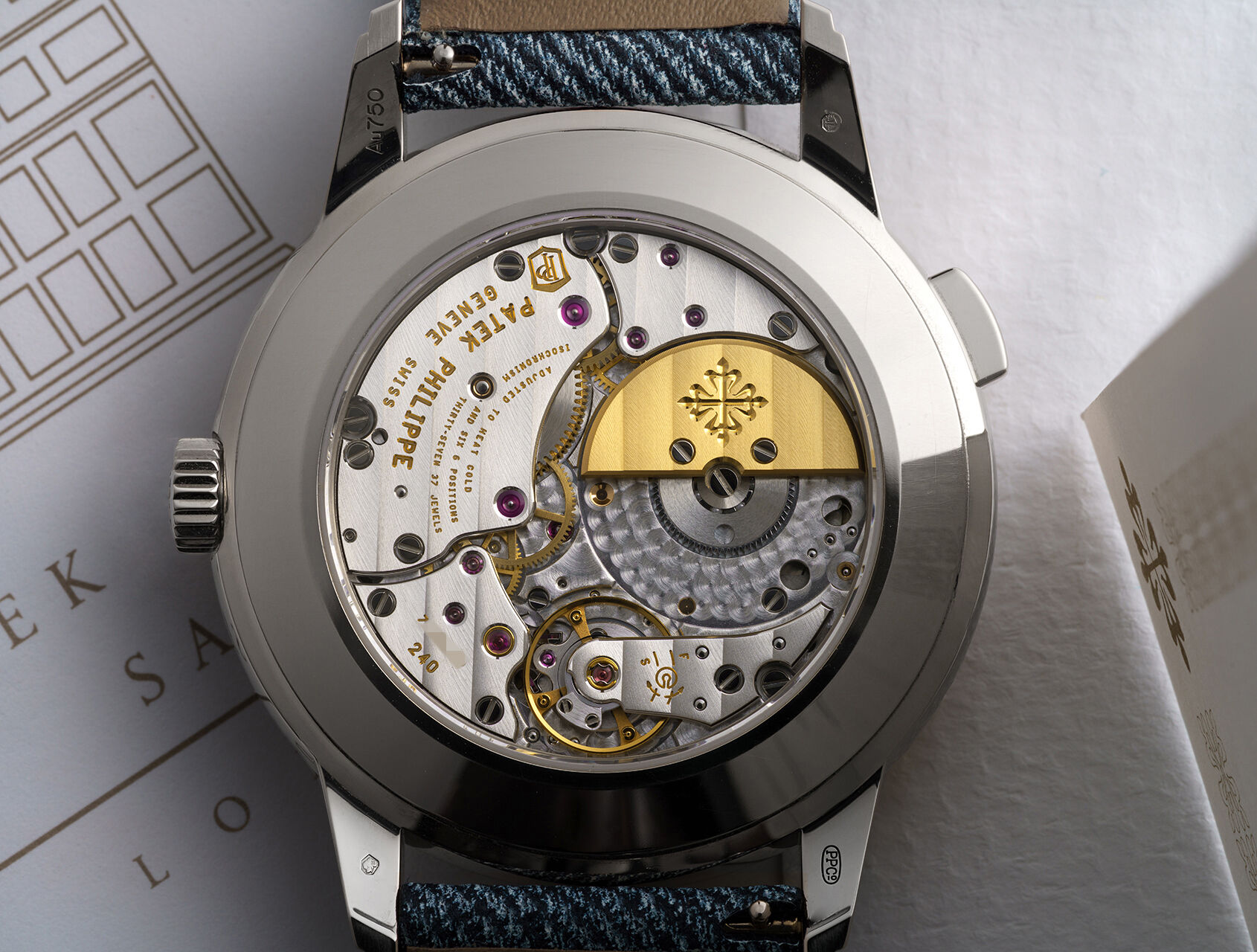 ref 5330G-001 | 5330G - White Gold | Patek Philippe World Time