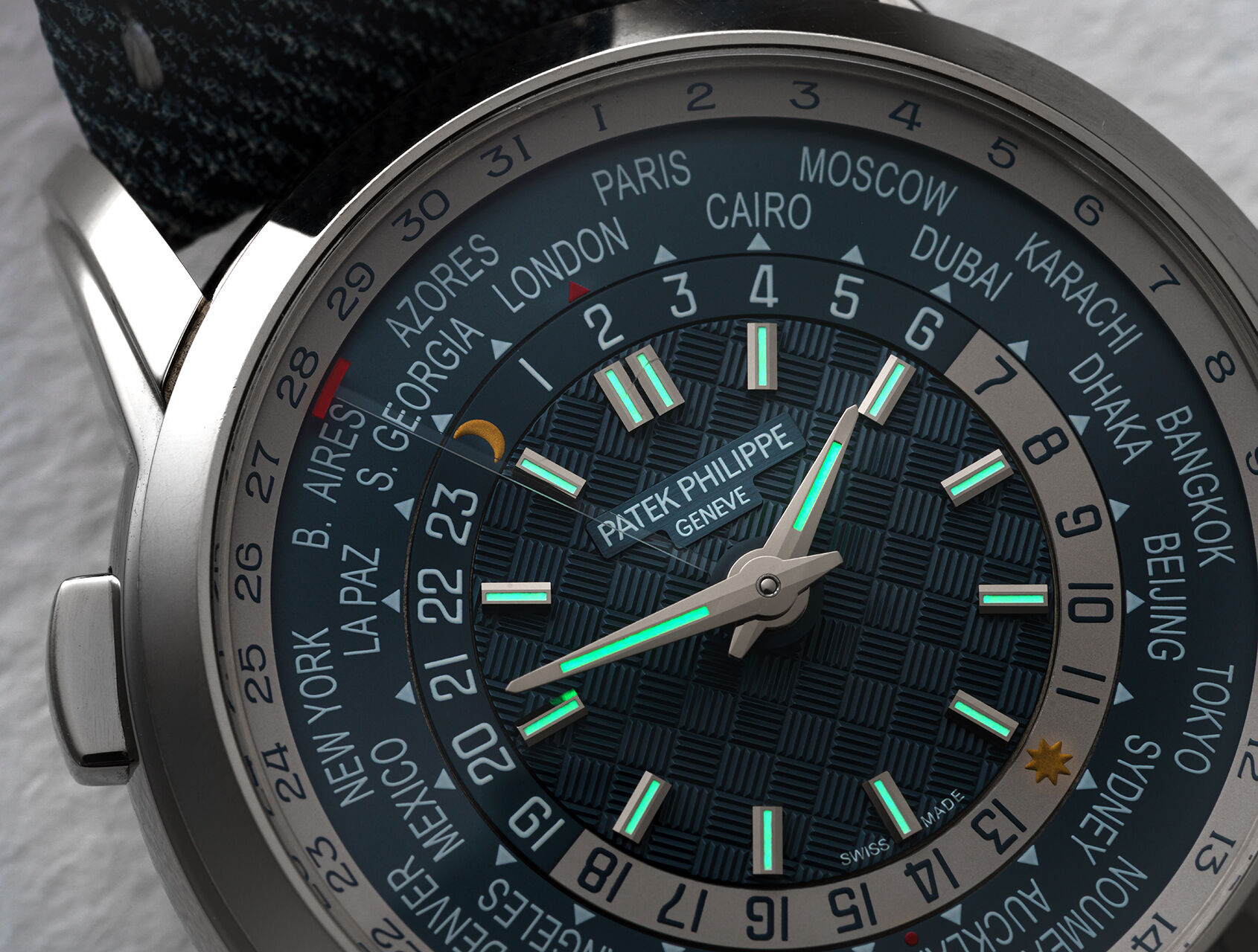 ref 5330G-001 | 5330G - White Gold | Patek Philippe World Time