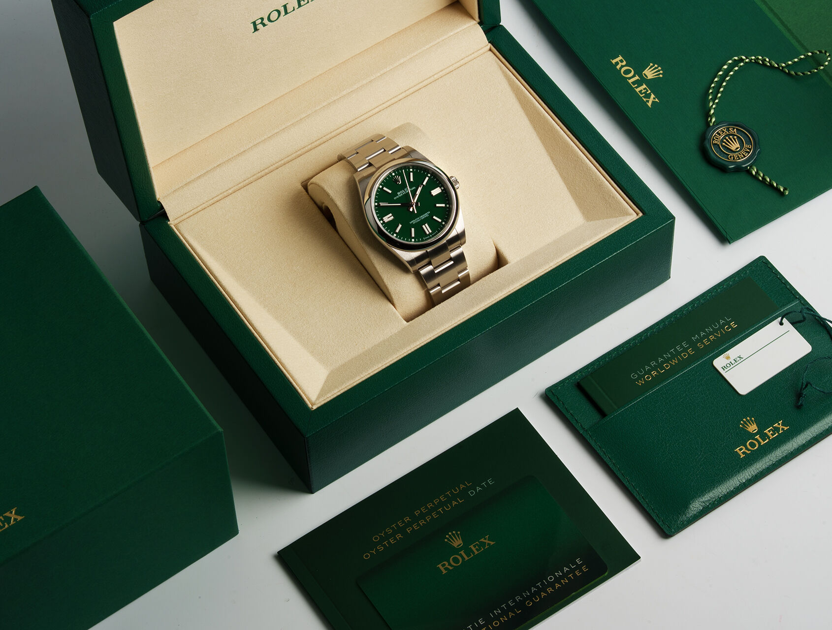 ref 124300 | 124300 - Green Lacquer | Rolex Oyster Perpetual