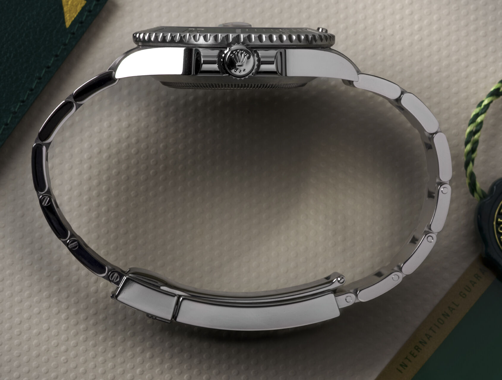 ref 116610LV | 116610LV - Hulk | Rolex Submariner Date