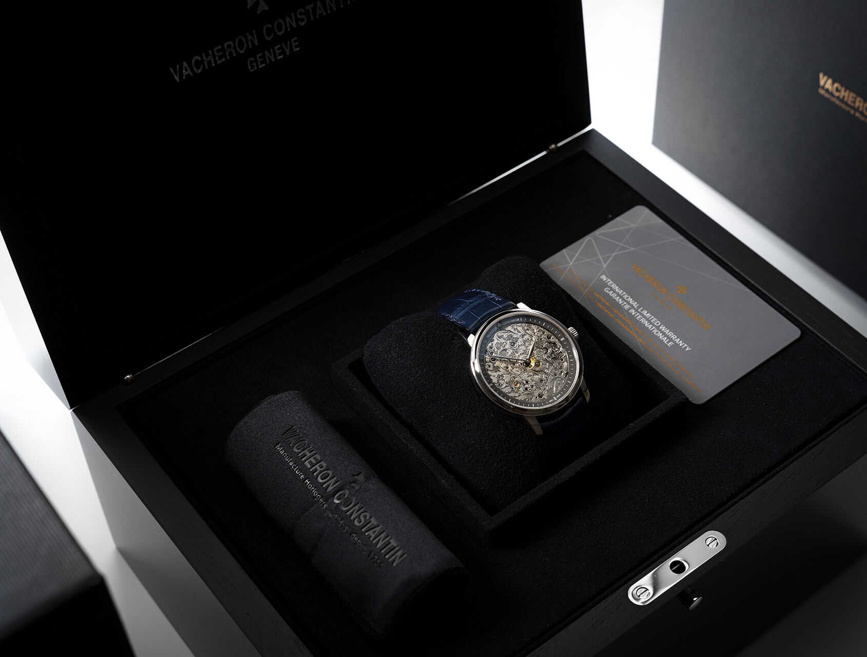 ref 1100A/000P-B026 | Platinum - Engraved | Vacheron Constantin Metiers D'Art Mecaniques Gravees