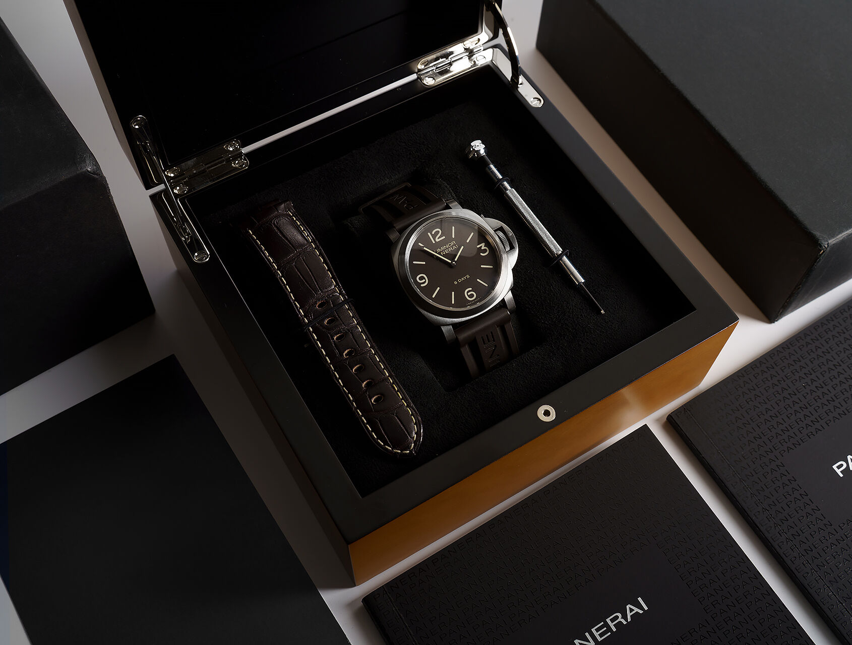 ref PAM 562 | Luminor Base | Panerai Luminor Base