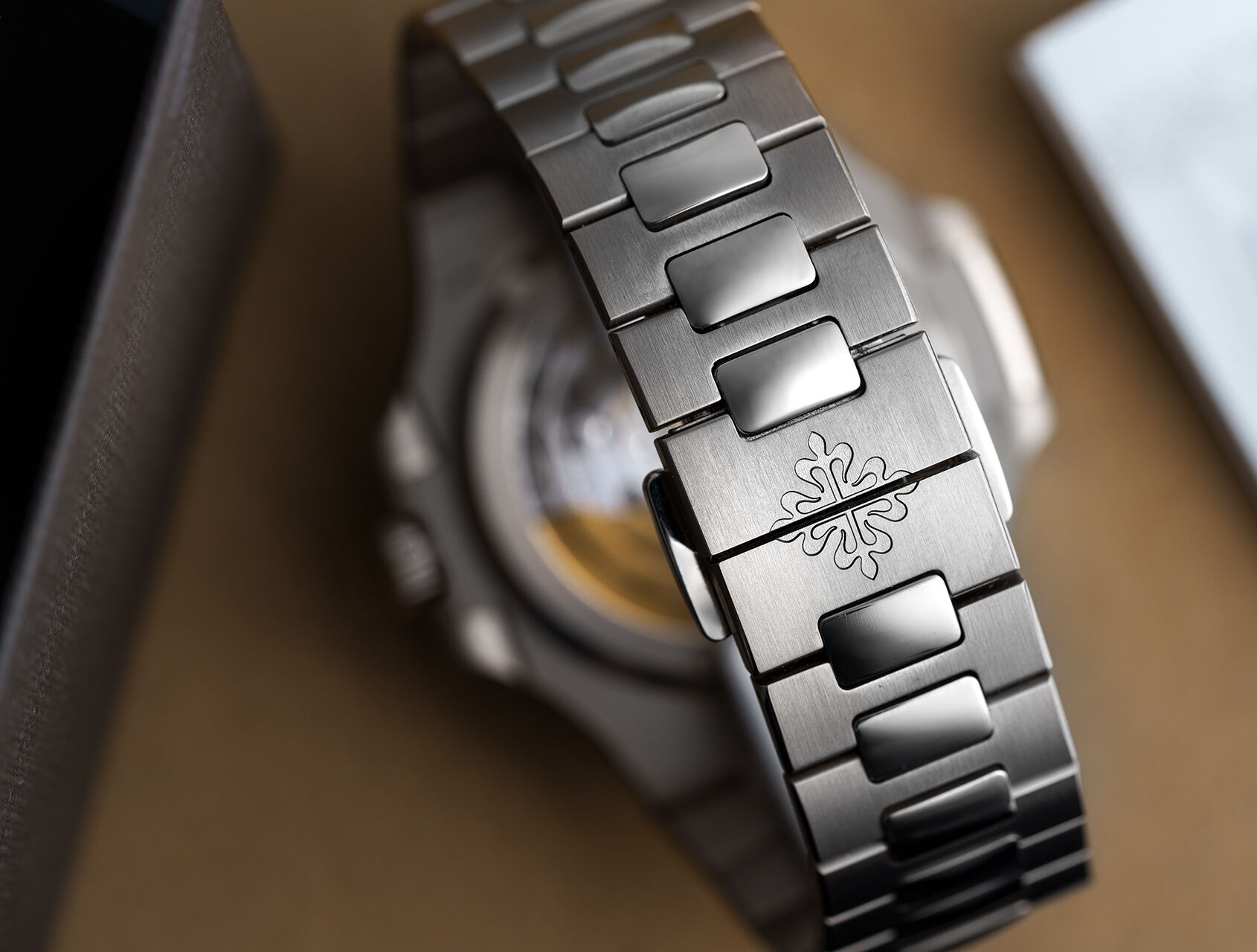 ref 5811/1G-001 | 5811/1G-001 - White Gold | Patek Philippe Nautilus